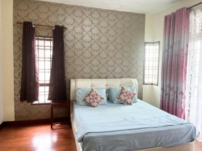 Muar Homestay Located at Sabak Awor Seafood Court